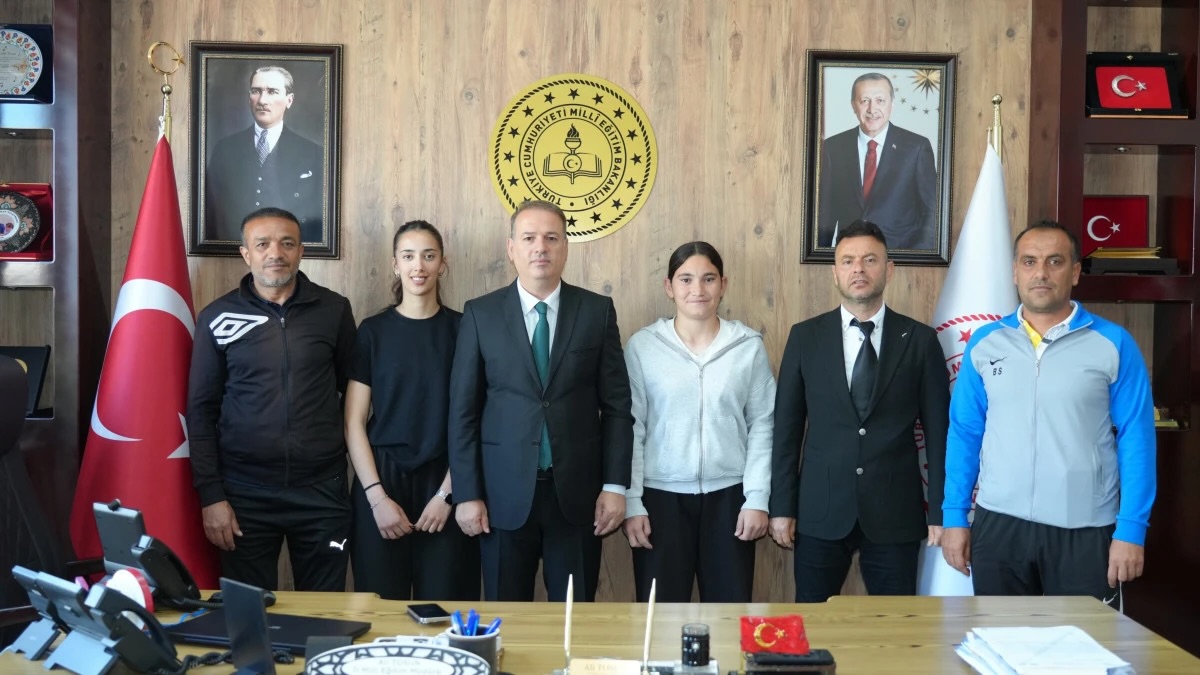 Türkiye şampiyonluğu ve ikinciliği kazanan sporcular, İl Millî Eğitim Müdürlüğü tarafından makamda kabul edilerek tebrik edildi.