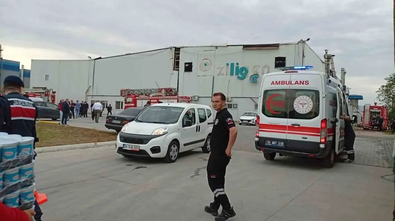 Fabrikada Buhar Kazanı Patladı:1'i Ağır 8 Kişi Yaralandı r