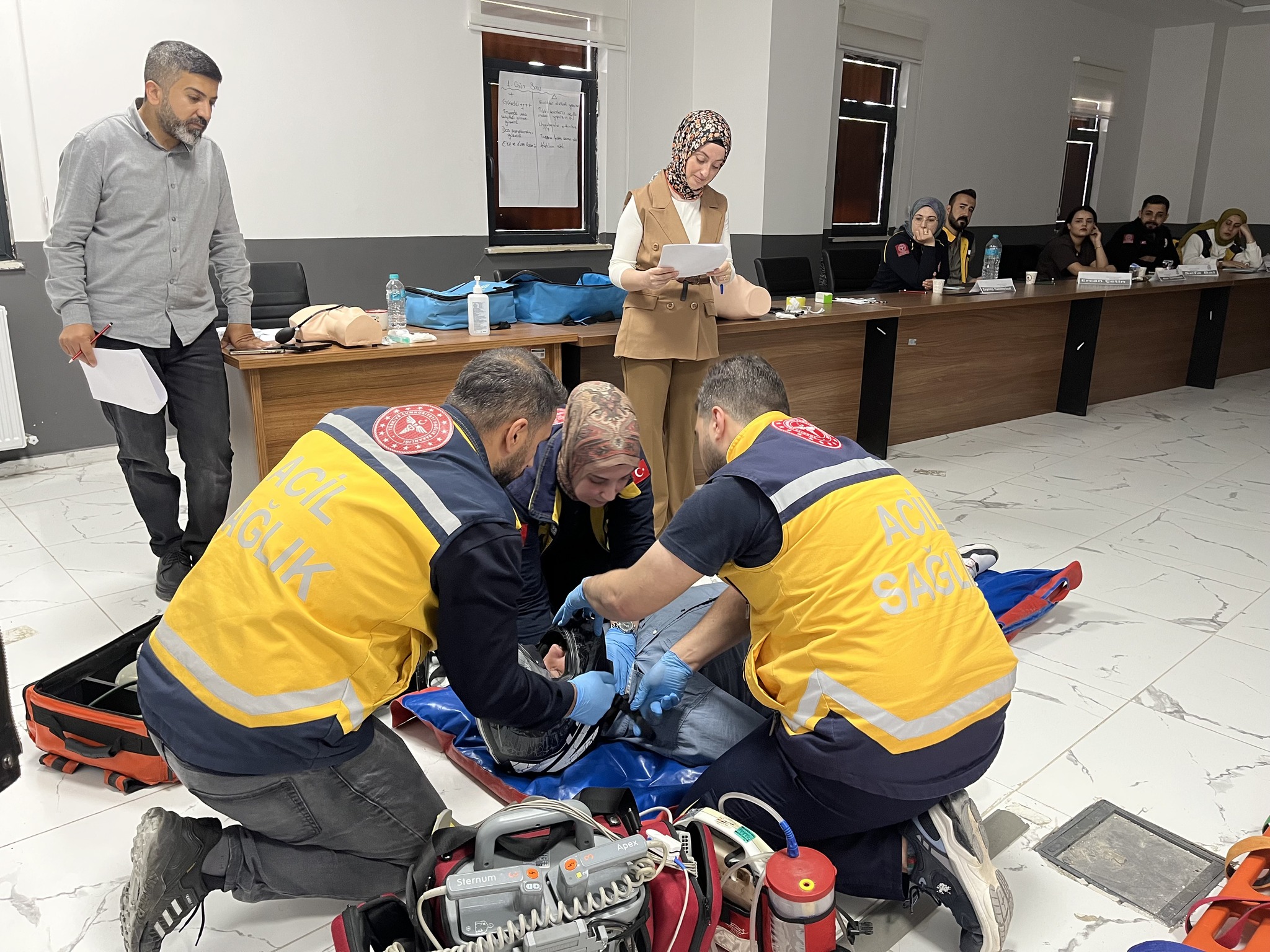 Adıyaman İl Sağlık Müdürlüğümüz bünyesinde 4–7 Mayıs tarihleri arasında, 112 İl Ambulans Servisi Başhekimliği Eğitim Birimi tarafından 112 personeline yönelik Travma İleri Yaşam Desteği (TİLYAD) eğitimi düzenlendi.
