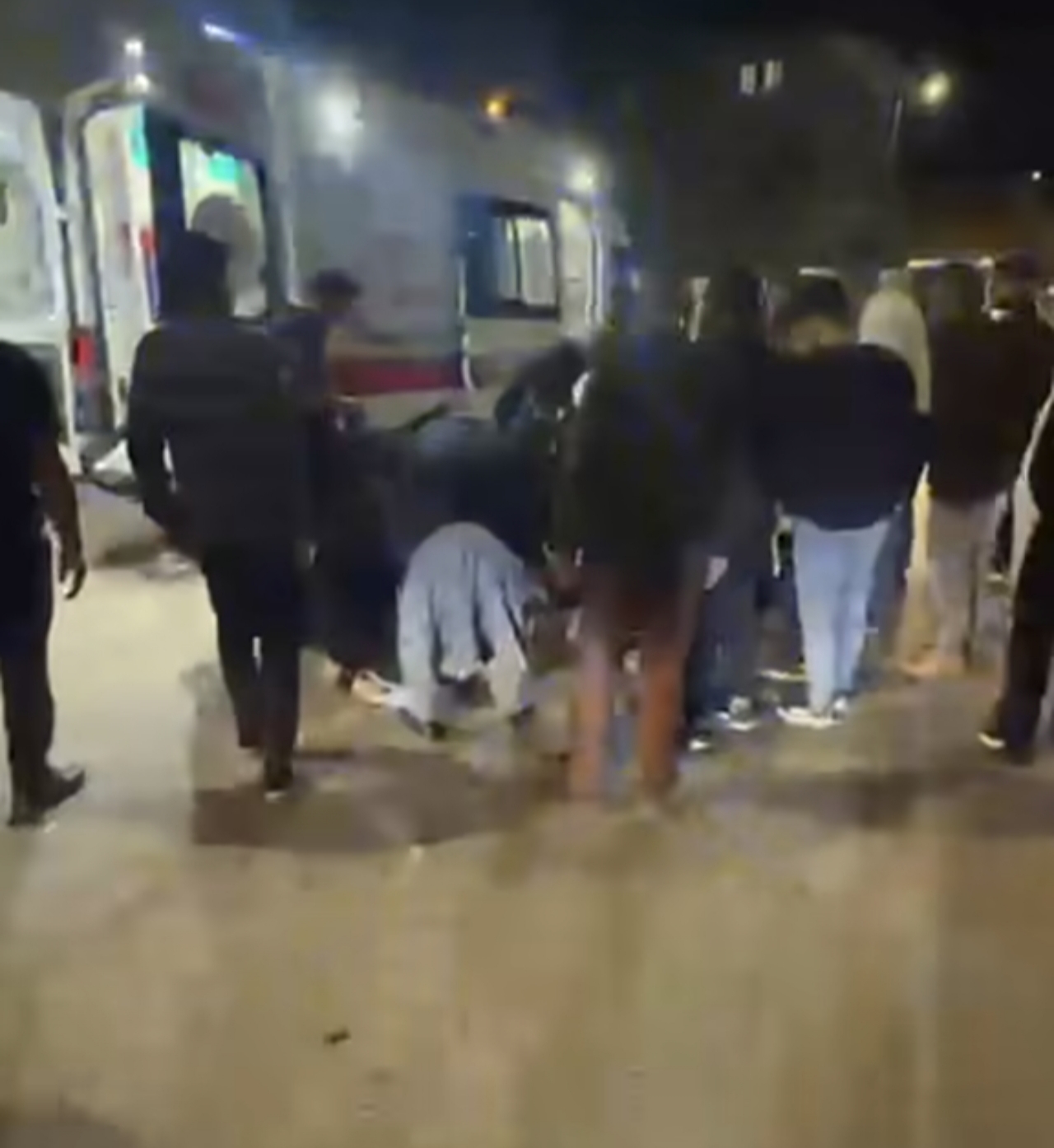Kahta Kurtuluş Caddesi üzerinde otomobil ile motosikletin çarpışması sonucu meydana gelen trafik kazasında motosiklet sürücüsü yaralandı.